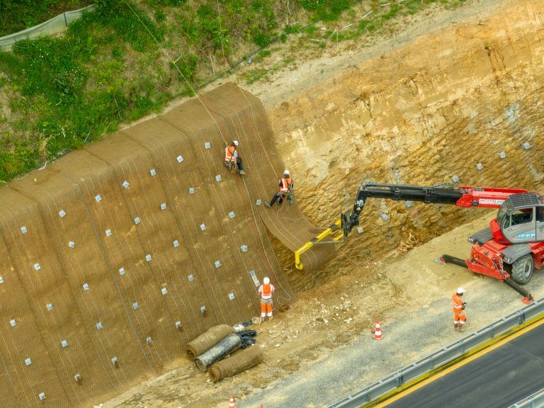 Photo vue du ciel présentant une équipe en intervention pour l'aménagement paysager des bords de l'autoroute