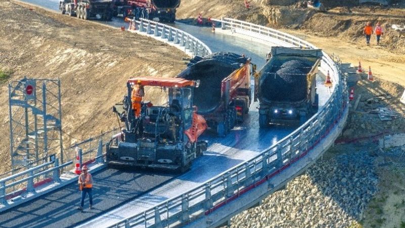 Engins de chantier sur le pont de l'autoroute en cours de réalisation