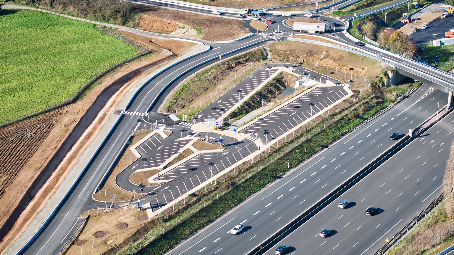 Photo aérienne du parking de covoiturage à proximité de l'échangeur