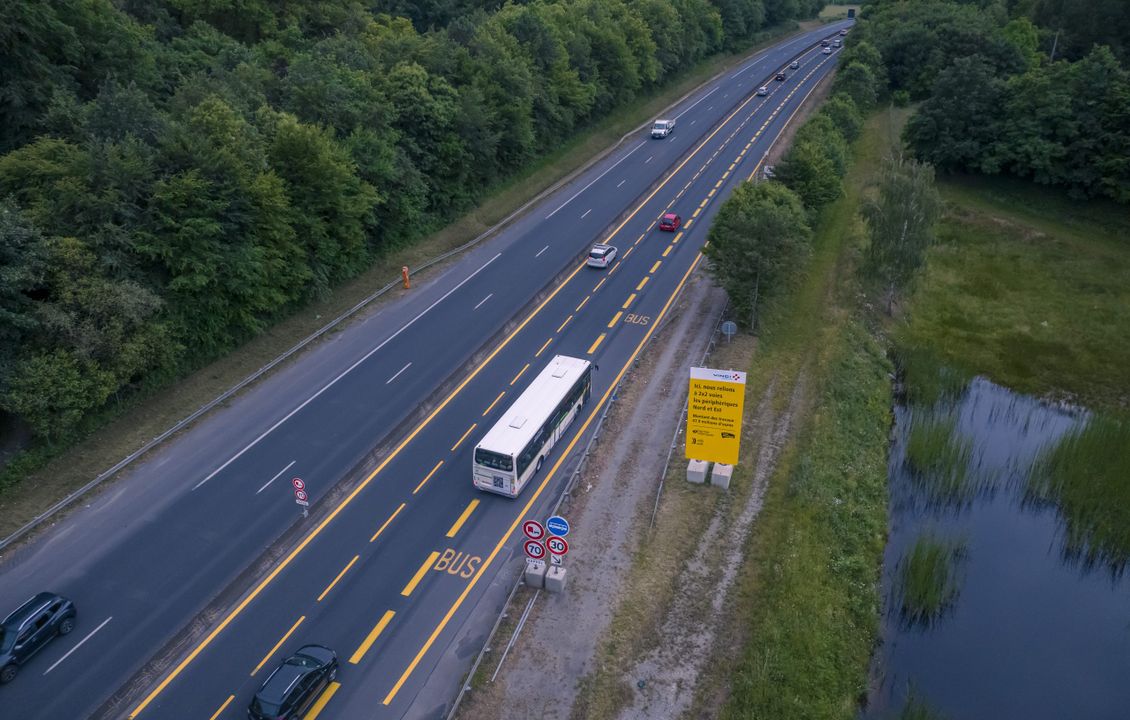 Vue du ciel de l'A11 avec une voie réservée aux transports en commun et un bus circulant dessus