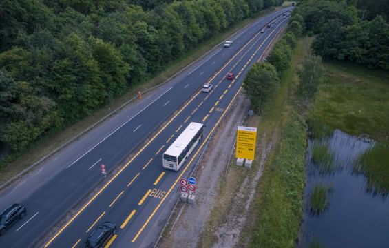 Vue du ciel de l'A11 avec une voie réservée aux transports en commun et un bus circulant dessus