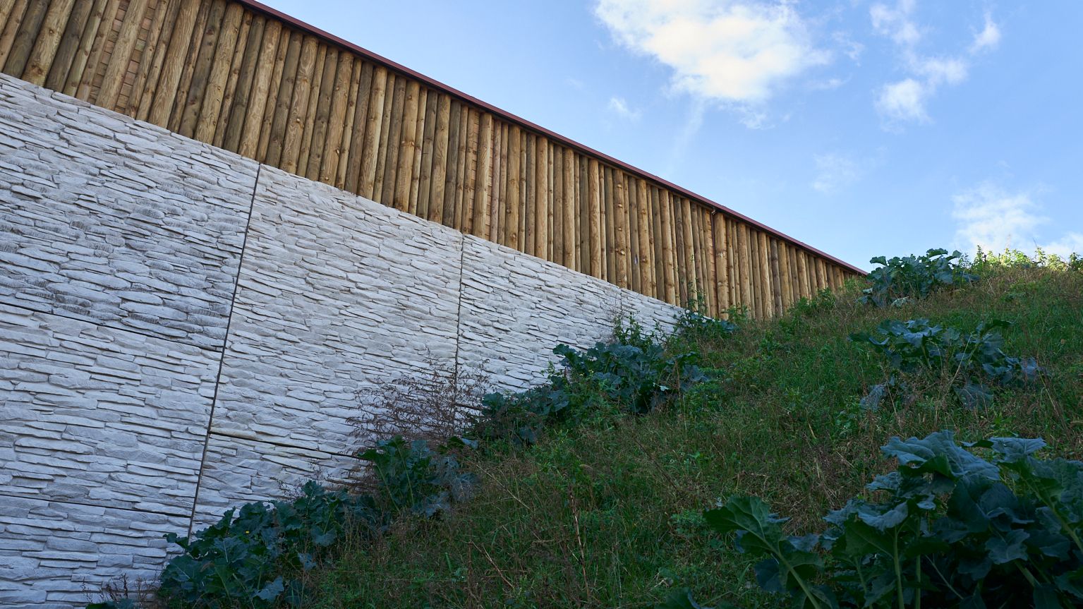 Photo de merlons paysagers à proximité du demi-échangeur