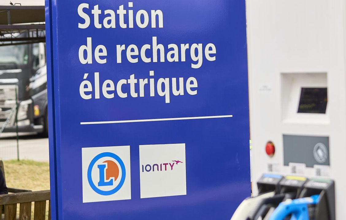 bornes-recharge-electriques-aire-autoroute