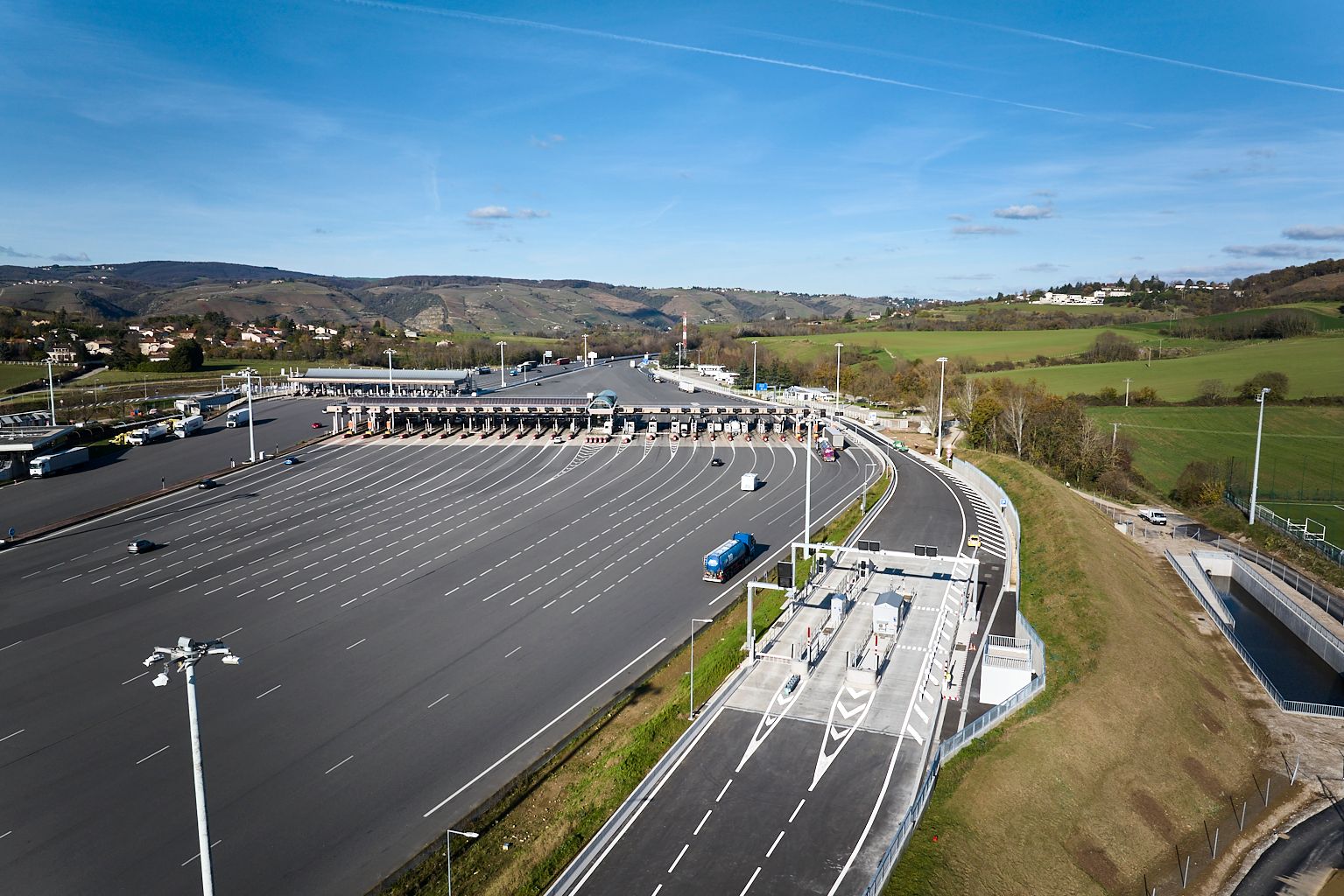 bretelle d’entrée vers l’A7 en direction de Lyon, dotée de sa gare de péage