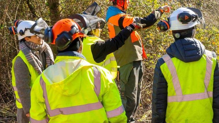 5 personnes avec des habits de chantier