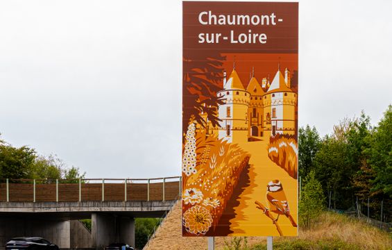 panneau-marron-autoroute-chaumont-sur-loire-a10-a85