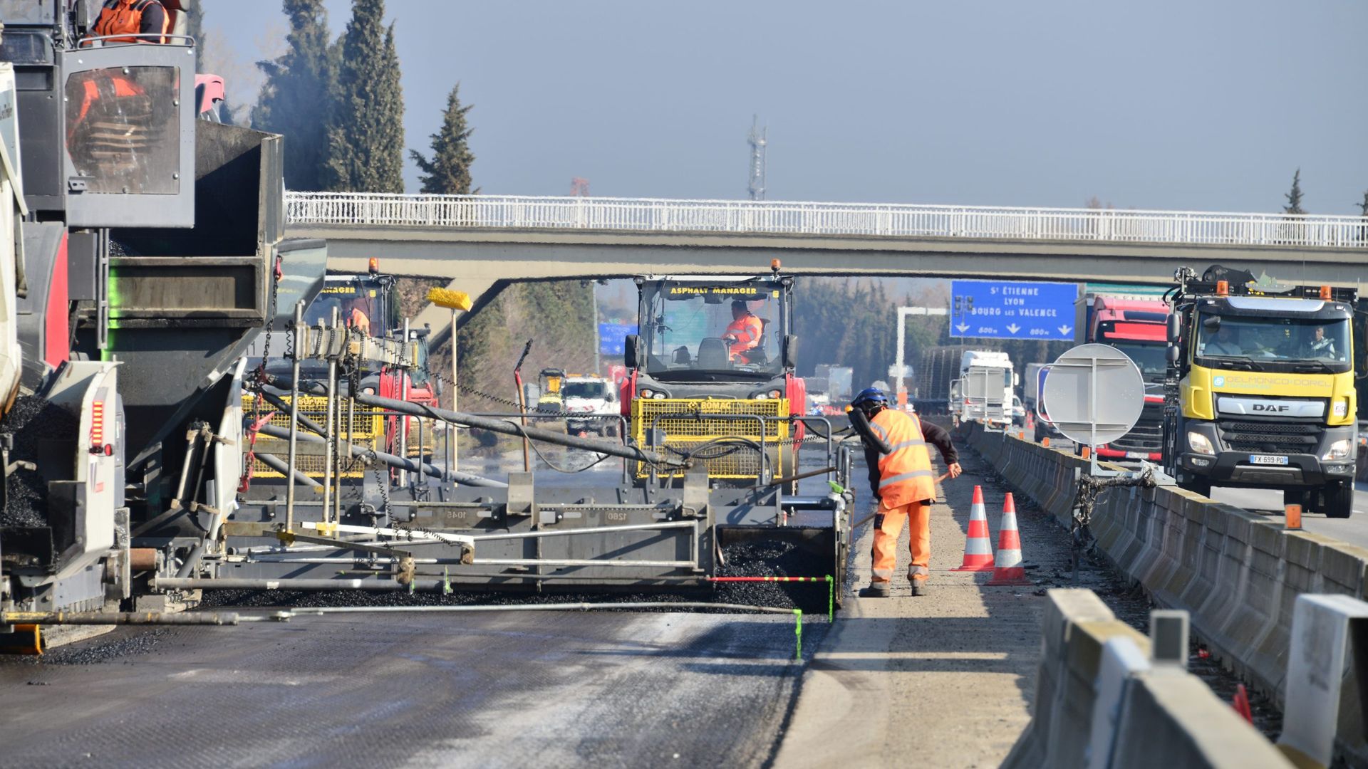 3-Réalisation des enrobés de la couche de liaison et de celle de base (photo d'illustration)