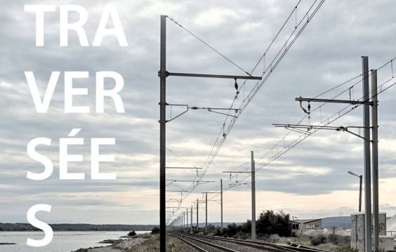 Du 12 novembre au 16 décembre 2021, venez découvrir une exposition photo un peu spéciale à la Maison des arts de Bages dans l’Aude. Sentiers des Corbières, ligne de chemin de fer et autoroute : l’exposition est une exploration photographique subjective des voies de communication qui parcourent le paysage de la Narbonnaise.