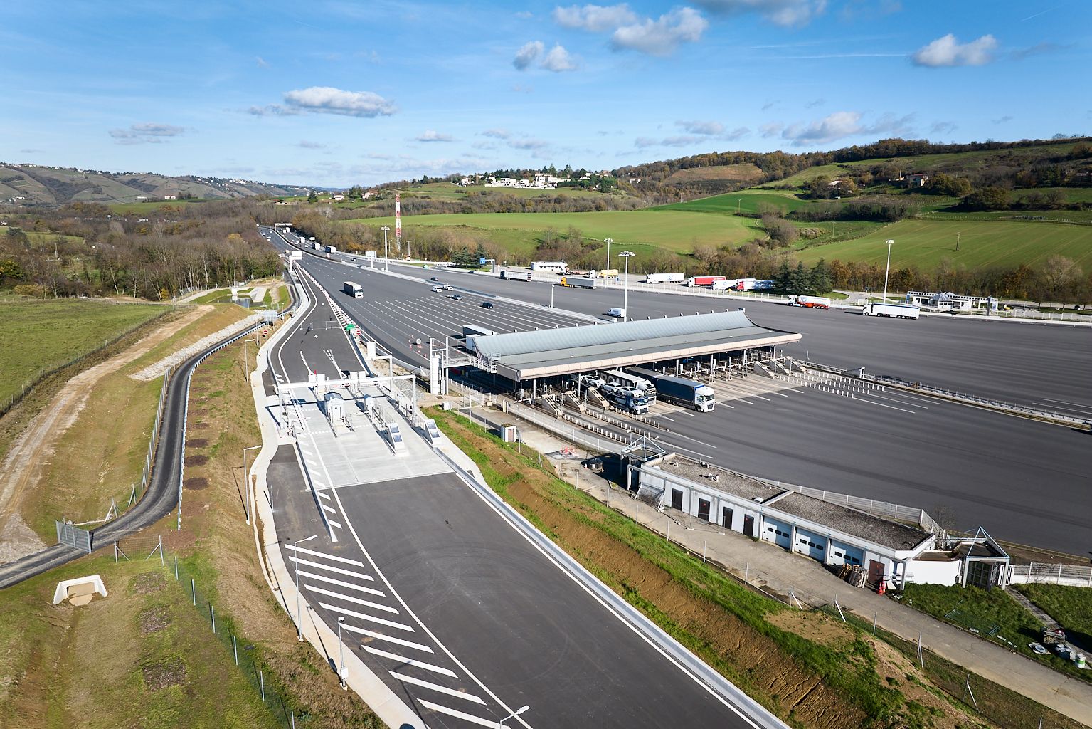 bretelle de sortie depuis l’A7 en provenance de Lyon, également équipée d’une gare de péage