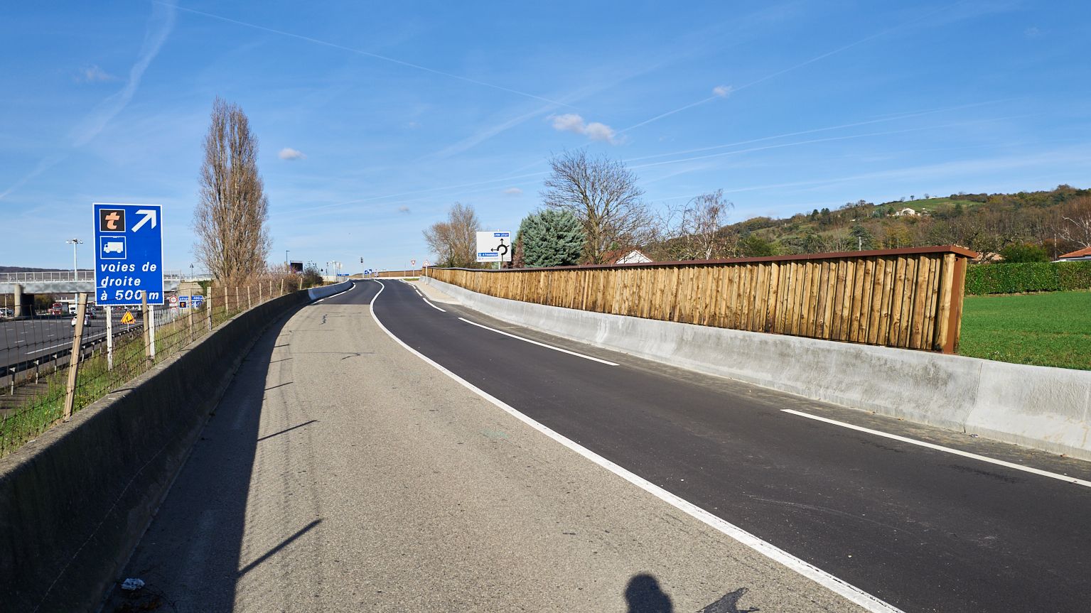 Photo des écrans acoustiques installés à proximité du demi-échangeur