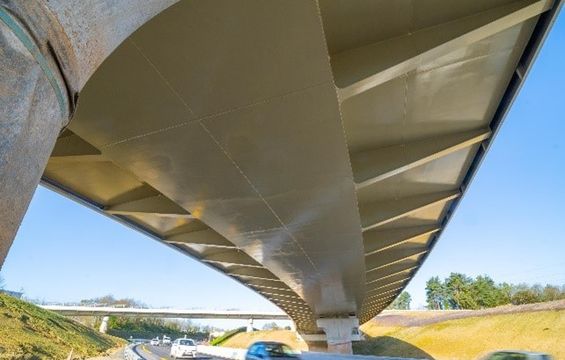 Photo prise sous le viaduc est avec un véhicule passant en dessous