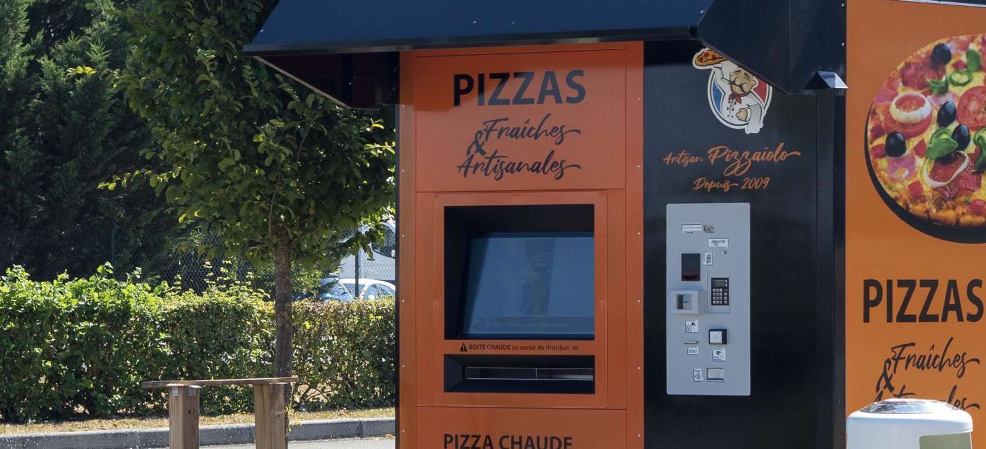 Des distributeurs de pizzas sur les aires accueillant les poids lourds