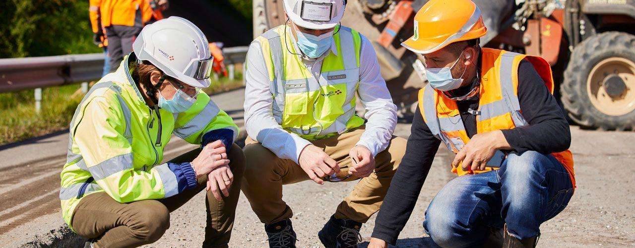 Vue de 3 collaborateurs sur chantier de rénovation de chaussée