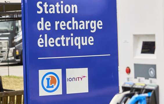 bornes-recharge-electriques-aire-autoroute