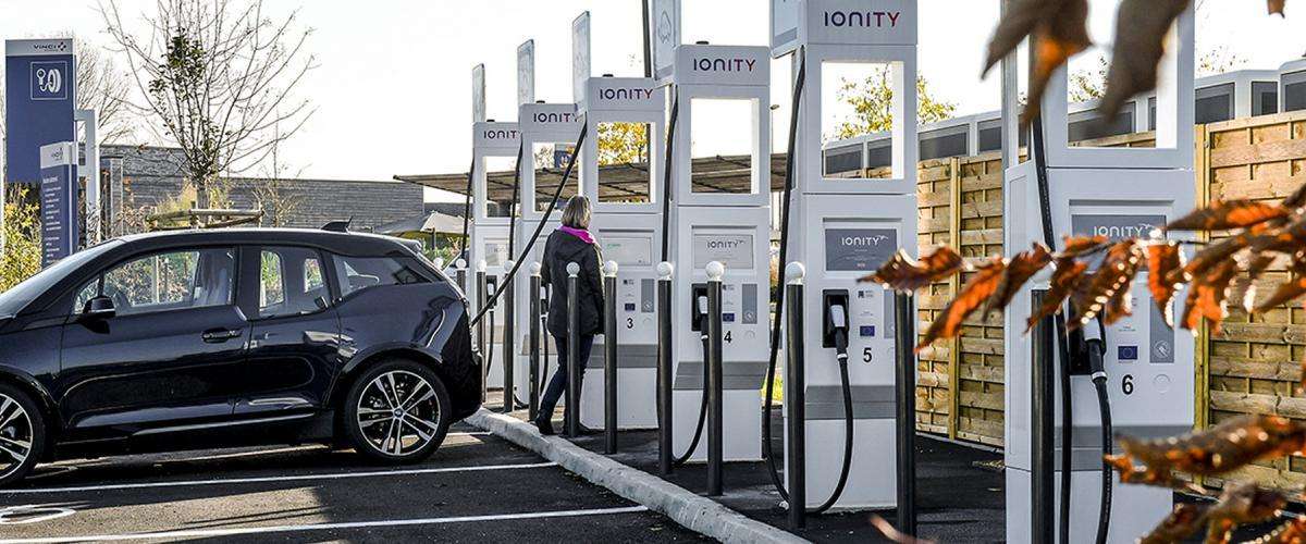 Bornes de recharge électrique sur autoroute